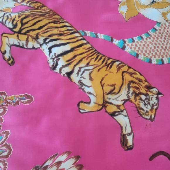 Vince Comuto Vintage Vibrant Pink Scarf with Tiger and Floral Design - Picture 3 of 10
